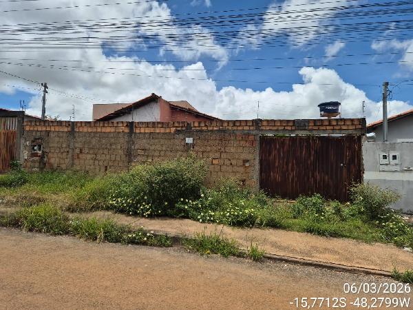 Casa com 2 quartos, 3 banheiros e área de serviço