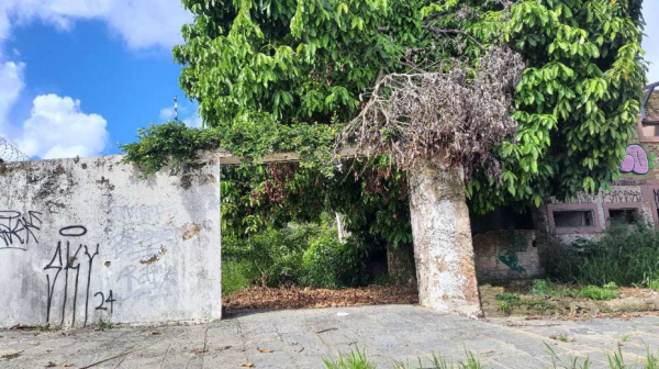 Terreno com casa em ruínas em Maceió/AL
