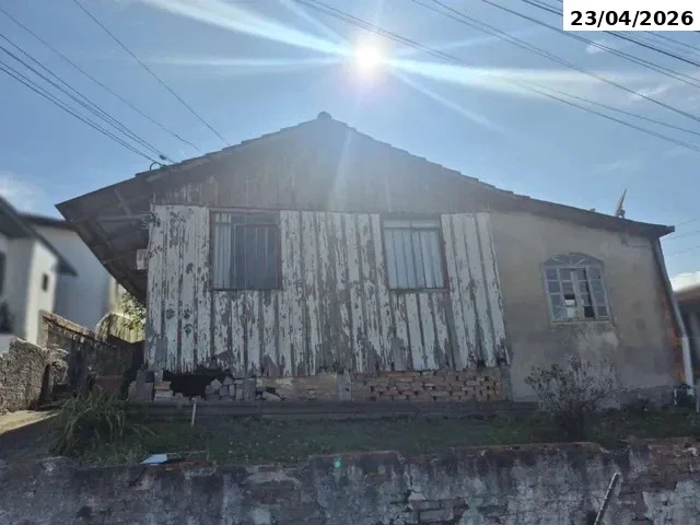Casa de madeira em terreno de 360m²