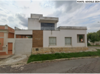 Casa de Morada com 3 pavimentos e 320m² construída, desocupada