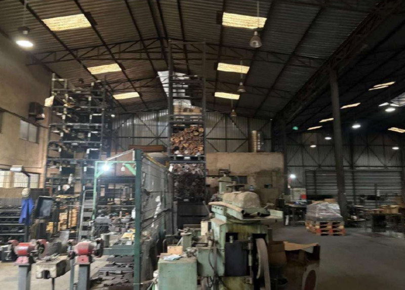 Imóvel comercial com 900m², 6 salas, 3 banheiros e estacionamento