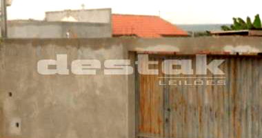 Casa com dormitório, sala, cozinha, banheiros, quintal e piscina