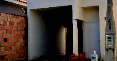 Casa com 1 quarto, banheiro, sala, cozinha e 1 vaga de garagem