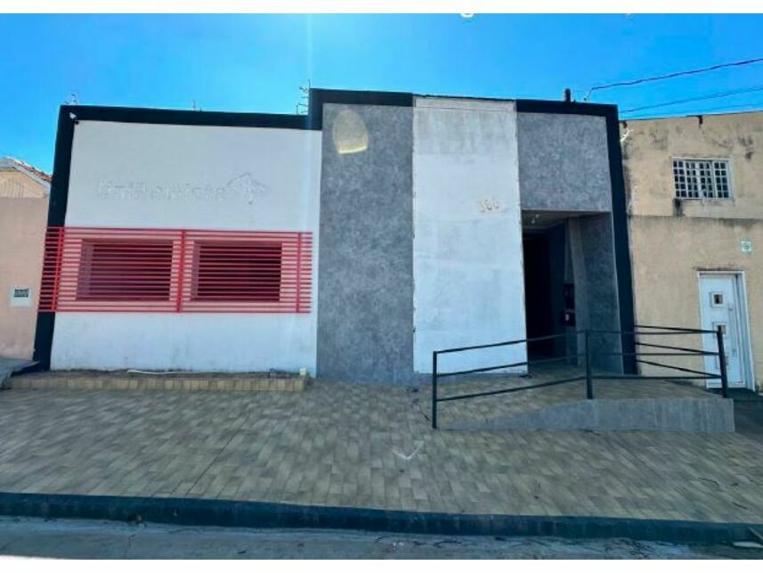 Casa Desocupada com 400m² de Terreno e 335m² Construídos