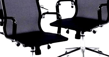 Lote com 14 cadeiras giratórias e equipamentos de escritório