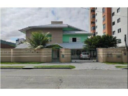 Casa residencial com 396,70m², 4 quartos, 3 banheiros, ocupada