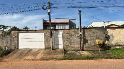Casa ocupada com 218 m² de área construída
