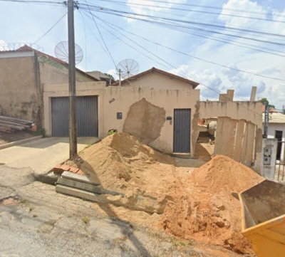 Imóvel residencial com 2 casas, 5 quartos, 2 banheiros, 110,50m² construídos