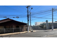 Casa com 7 cômodos e 2 vagas em terreno de 475m²