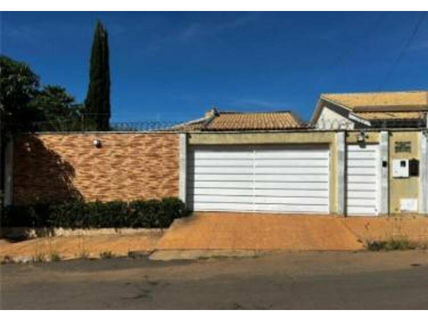 Casa Padrão Ocupada com 1 Vaga e Ampla Área em Firminópolis
