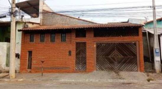Casa com 3 quartos, 2 banheiros e 2 vagas, 218m² construída