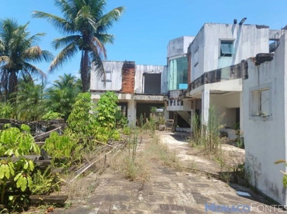 Terreno residencial inacabado com 637m² construídos e 1982m² total