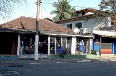 Imóvel misto com 3 lojas e suíte em Ilhabela