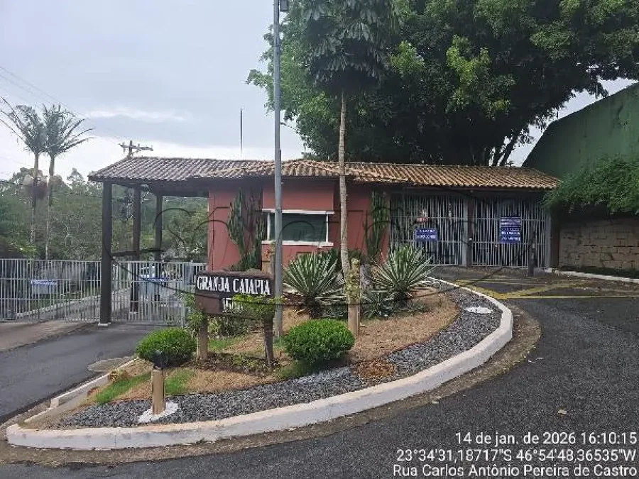 Casa em Cotia com 434m² de área total e 920m² de terreno