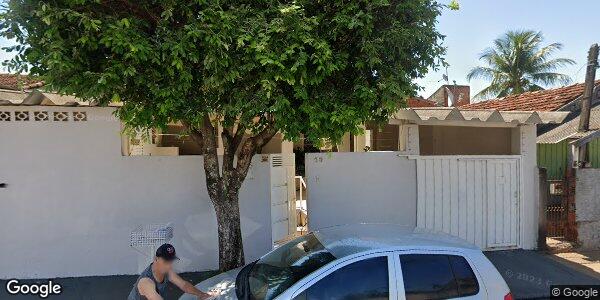 Casa com 2 quartos, varanda, sala, cozinha e 2 vagas de garagem