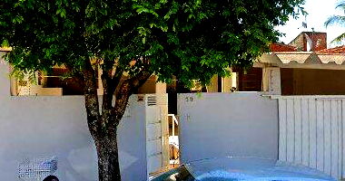 Casa com 2 quartos, varanda, sala, cozinha e 2 vagas de garagem