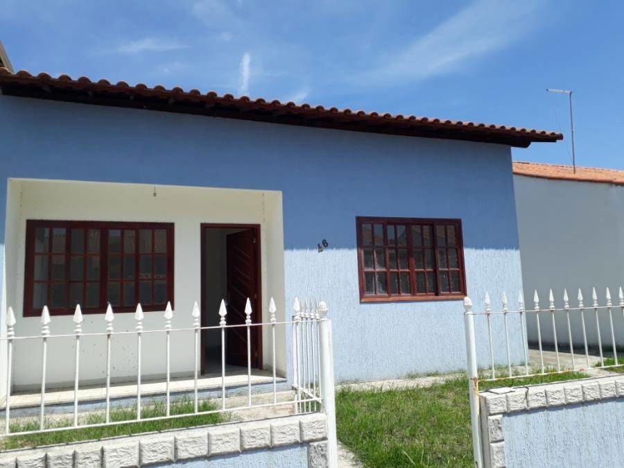 Casa padrão com 2 quartos, 2 banheiros e 1 vaga de garagem, ocupada