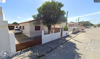 Casa com 2 quartos e 1 banheiro, área construída de 77m², desocupada