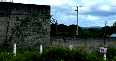 Terreno para construção com edificação inacabada, 1 quarto, 1 banheiro