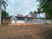 Casa de alto padrão com 241m² em leilão - 1 vaga garagem