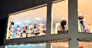 Prédio comercial novo com 3 pavimentos e 826m² de área construída