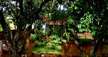 Terreno com pequena casa e banheiro, 3 quartos, 1 banheiro