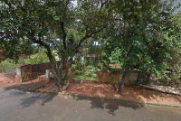 Terreno com pequena casa e banheiro, 3 quartos, 1 banheiro
