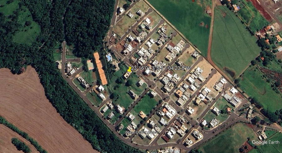 Terreno amplo de 1181m² com construção inacabada, ocupado