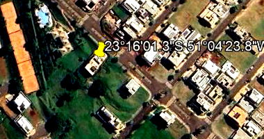 Terreno amplo de 1181m² com construção inacabada, ocupado