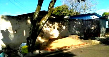 Terreno urbano com residência 1 quarto 1 banheiro 32m² construída