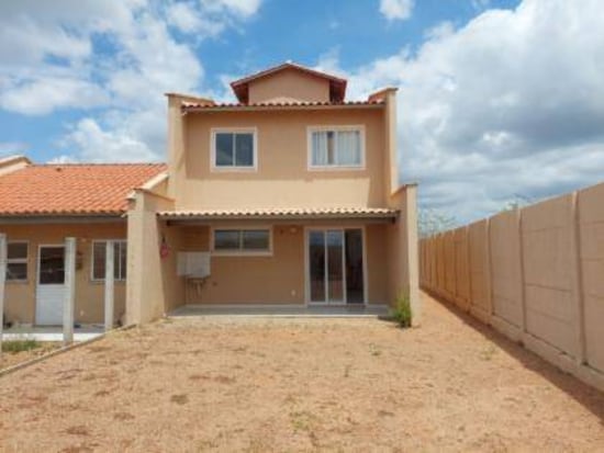 Casa desocupada com 1 vaga de garagem em condomínio