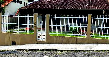 Casa 3 quartos, 2 banheiros, 203m² construída, desocupada