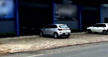 Terrenos com construção ampla de 692m², 2 banheiros, 3 vagas