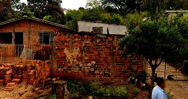 Casa com 60m² construída em terreno de 250m², desocupada