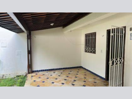 Casa duplex desocupada com 110,7 m² em condomínio