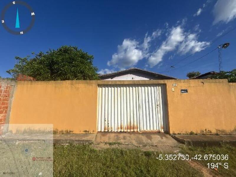 Casa com 2 quartos, 1 banheiro e vaga de garagem