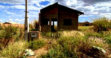 Casa com 2 quartos, banheiro, sala, cozinha e 1 vaga de garagem