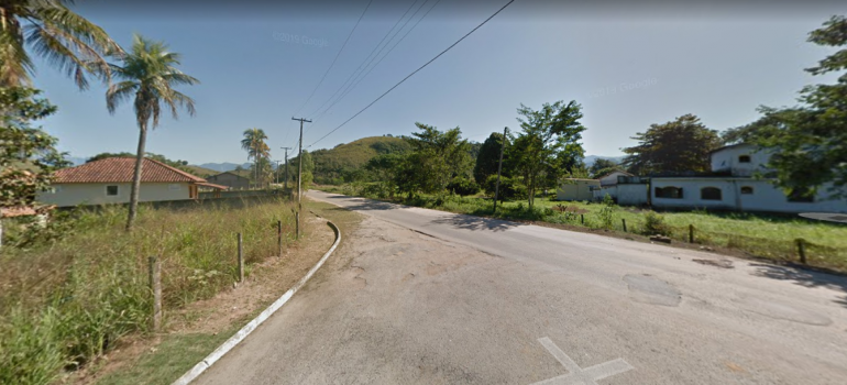 Casa com 420m², varanda e garagem em condomínio