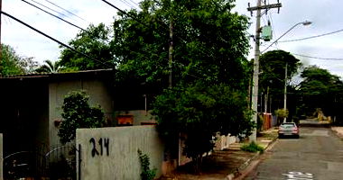 Residência modesta 3 quartos, 2 banheiros, 204m² construída, precisa reparos