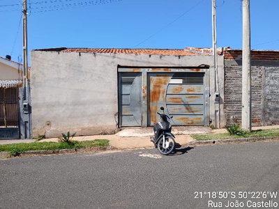Casa com 2 quartos, 2 vagas e 49 m²