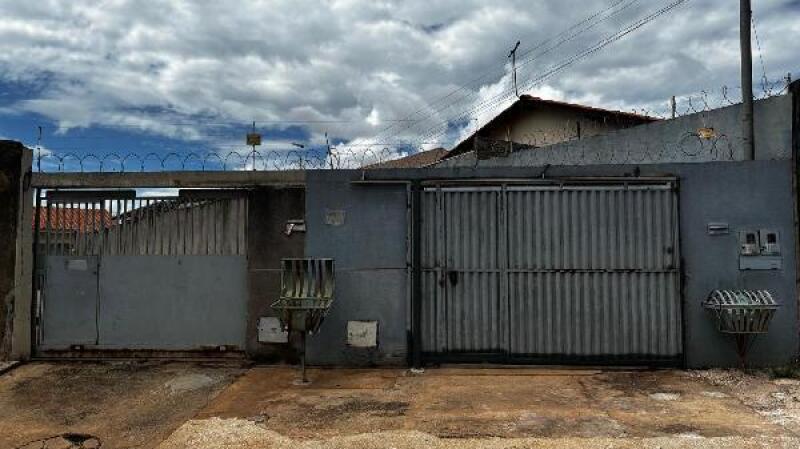 Casa com 2 quartos, 2 banheiros e 1 vaga de garagem