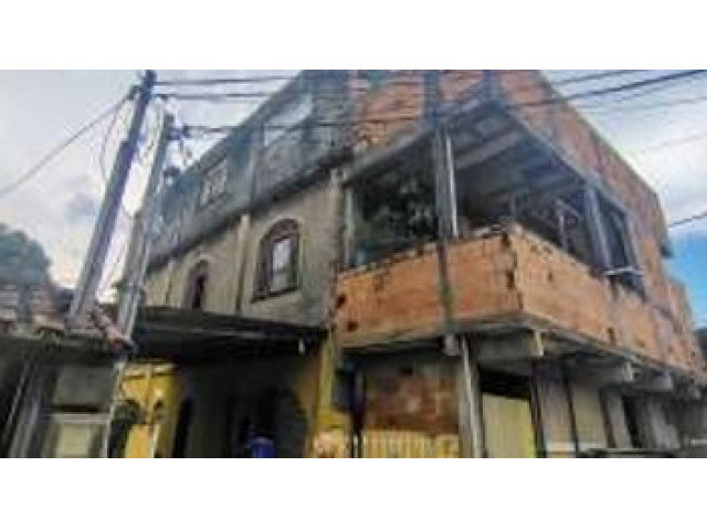 Casa assobradada com 3 pavimentos e 418,50m² de área construída