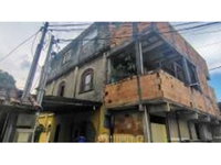 Casa assobradada com 3 pavimentos e 418,50m² de área construída