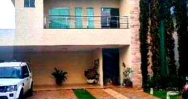 Casa espaçosa em condomínio com 5 quartos, 5 banheiros e 457 m² construída, ocupada