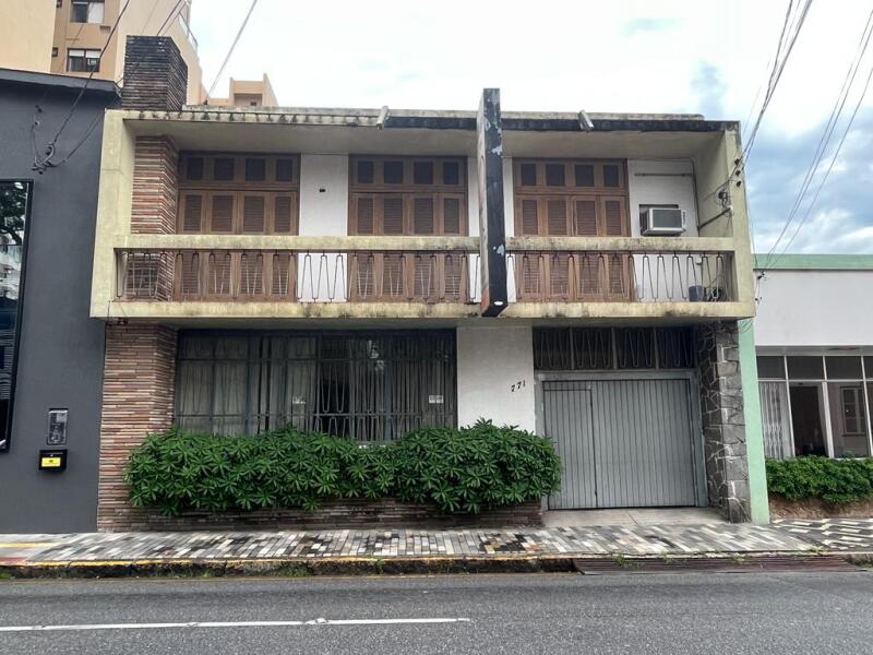 Casa com 2 pavimentos, 3 quartos, 3 banheiros e garagem para 6 carros