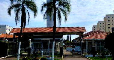 Casa em condomínio com 3 quartos, 1 banheiro, piscina e área de serviço