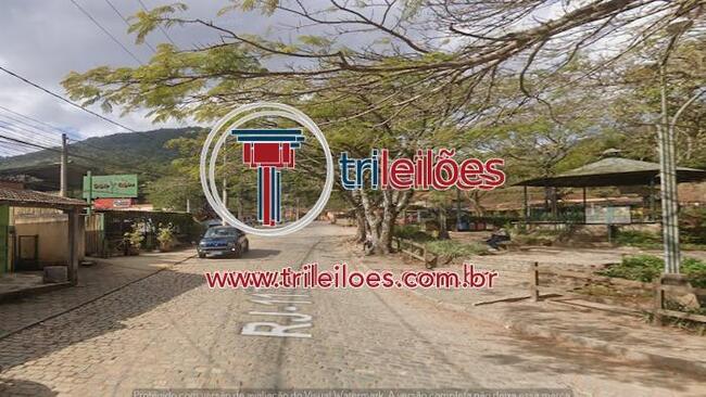 Espaçoso Terreno Residencial com 3 Lotes em Área Verde