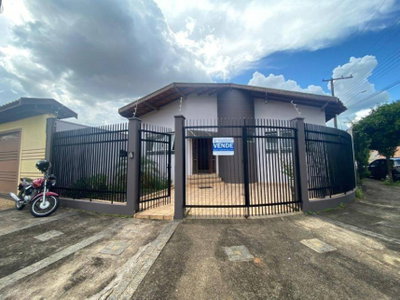Casa ocupada com 174 m² construídos em leilão