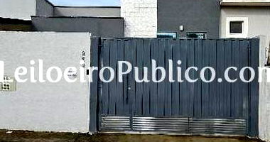 Casa com 2 quartos, 2 banheiros, 2 vagas e 130,7m² construída