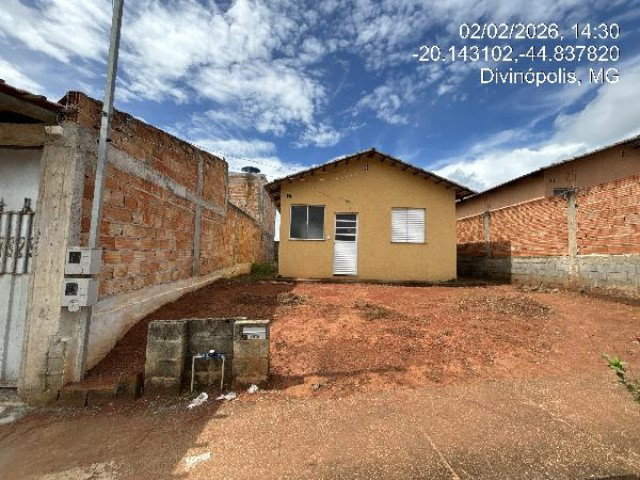 Casa com 2 quartos, 45,6m², terreno 171,12m², desocupada